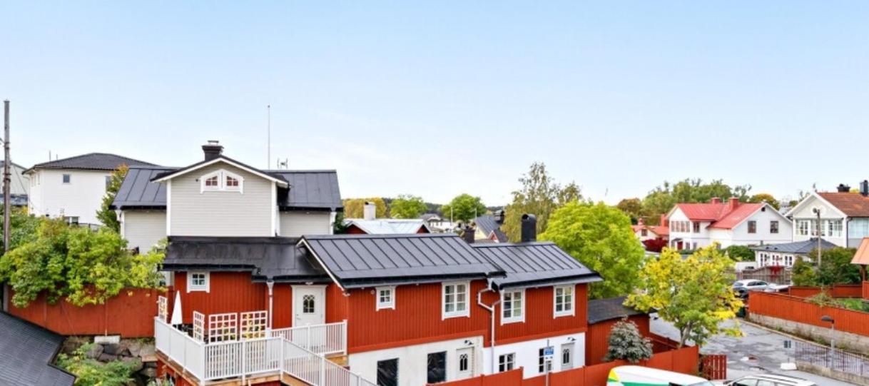 Small Red House In Central Vaxholm Exterior foto