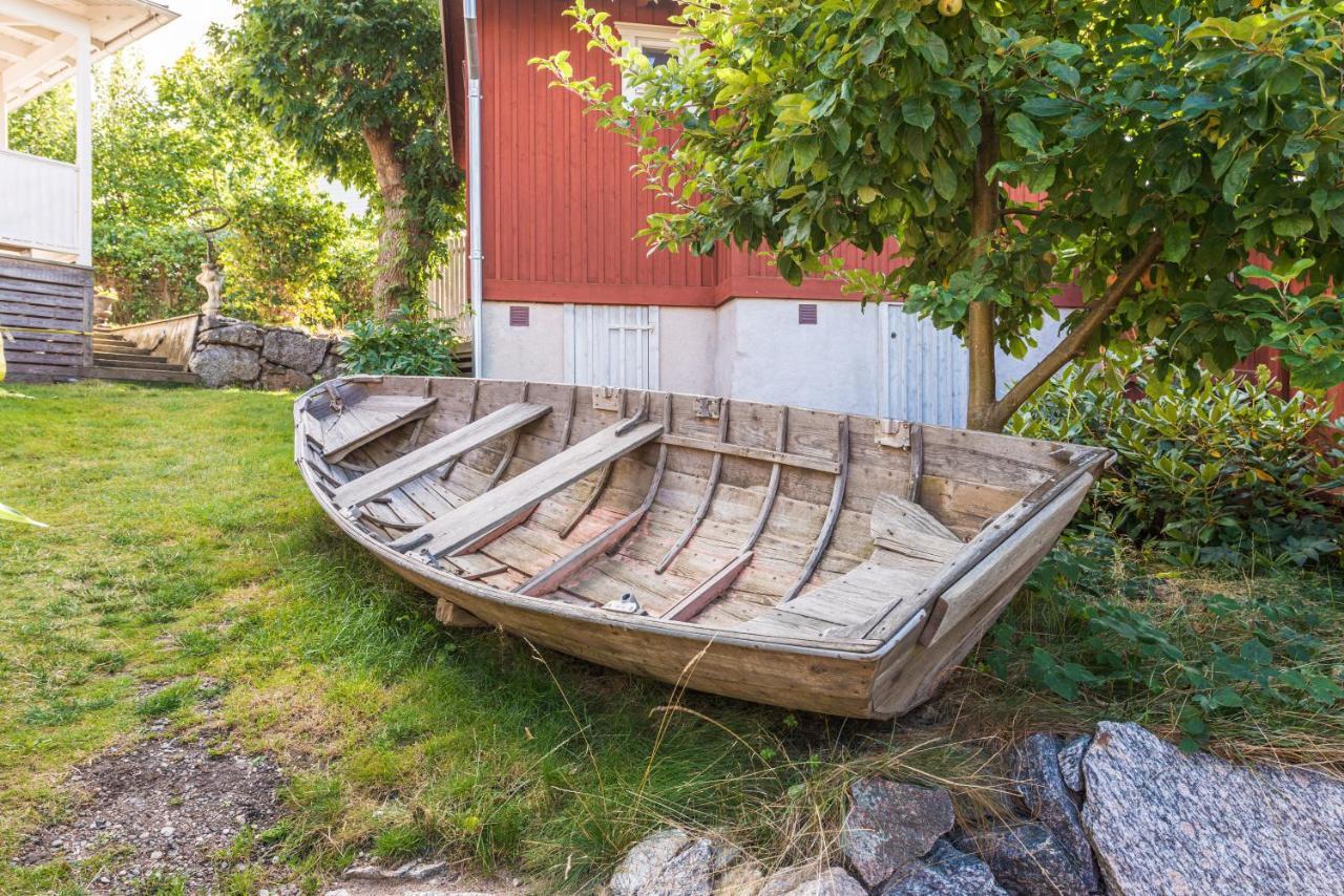 Small Red House In Central Vaxholm Exterior foto