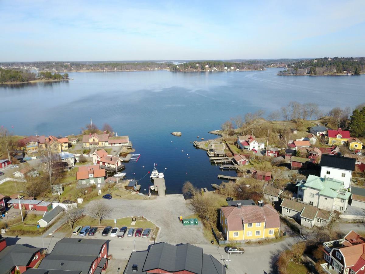 Small Red House In Central Vaxholm Exterior foto